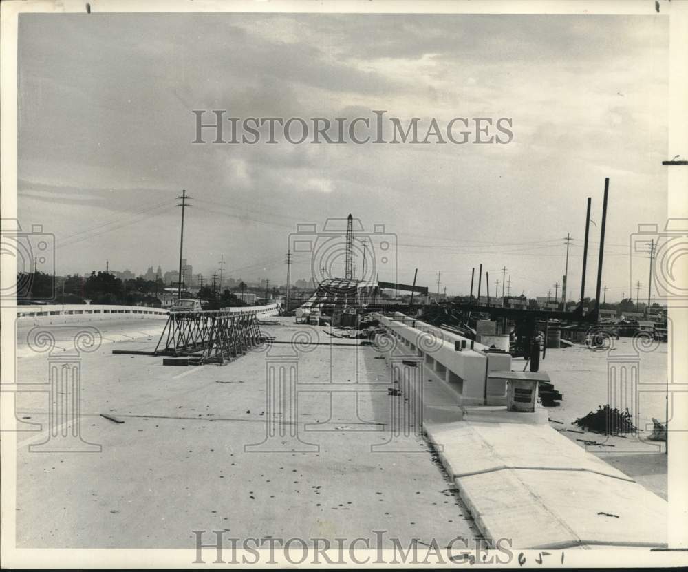 1966 Press Photo Construction on the Franklin Avenue overpass to Kenner