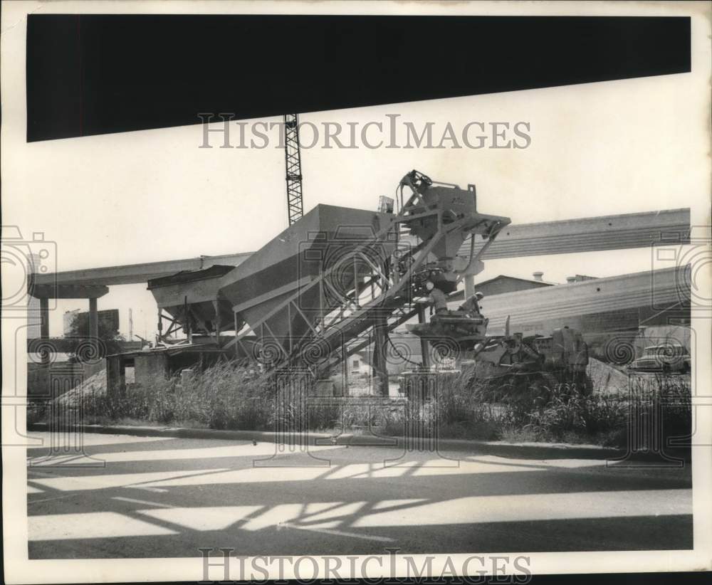 1971 Press Photo Cement workers at the construction site on Poydras Street.