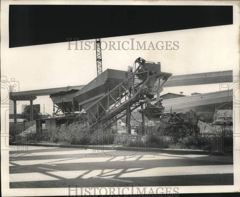 Load image into Gallery viewer, 1971 Press Photo Cement workers at the construction site on Poydras Street.
