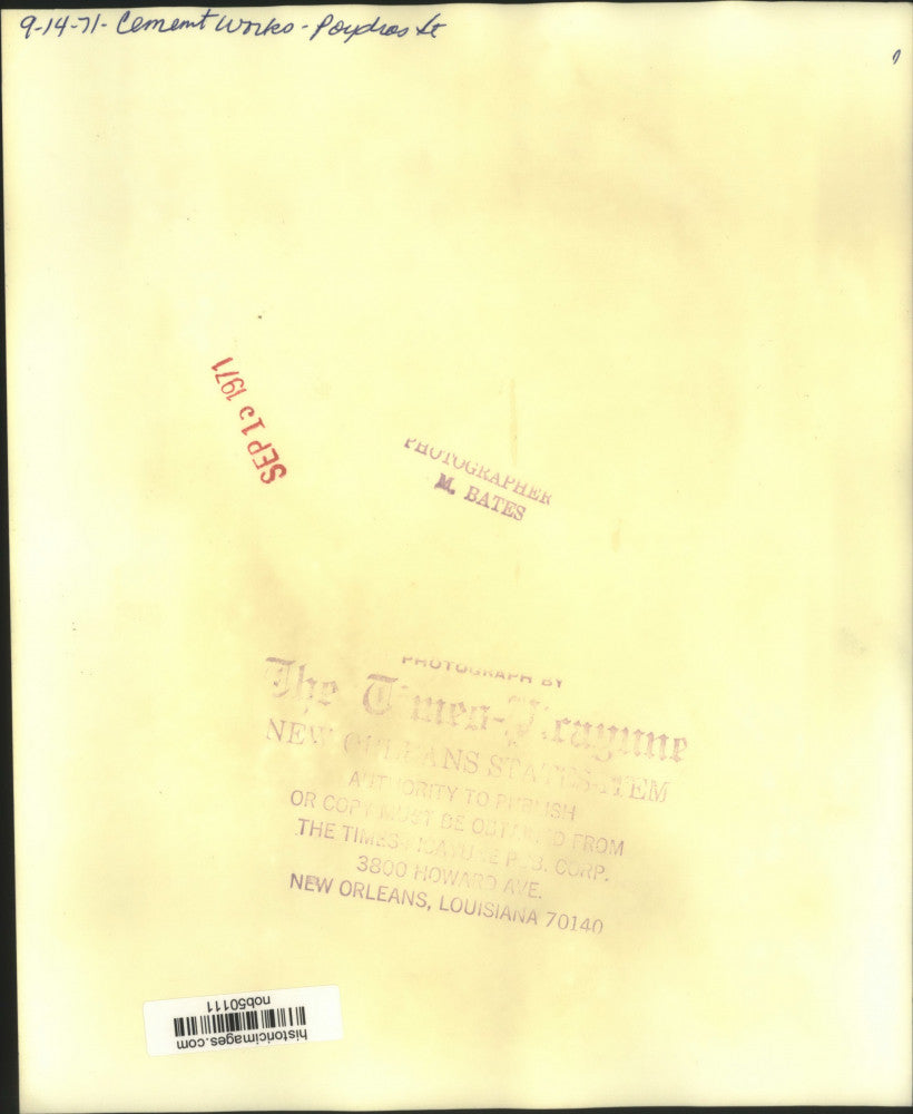 1971 Press Photo Cement workers at the construction site on Poydras Street.