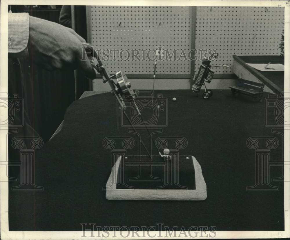 1966 Press Photo Miniature game of full-size golf played on table - New Orleans- Historic Images