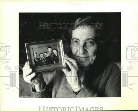 1995 Press Photo Yulio Ioselev holding picture of her with her family