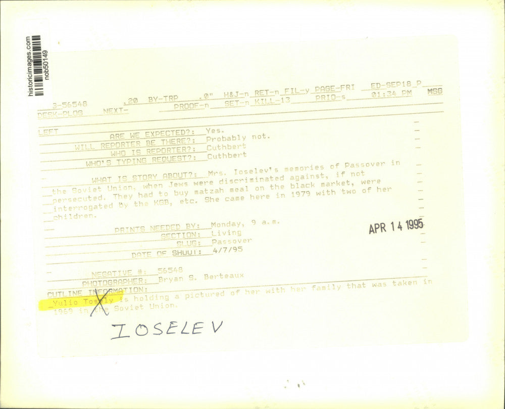 1995 Press Photo Yulio Ioselev holding picture of her with her family