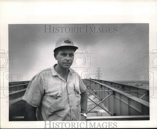 1963 Press Photo Interstate 10 worker- Historic Images