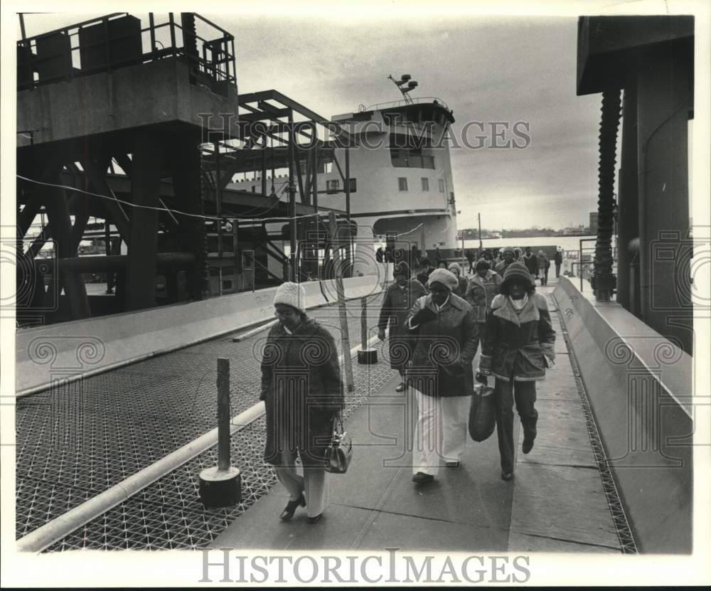 1979 Press Photo Passengers arriving at Jackson Avenue- Gretna Ferry