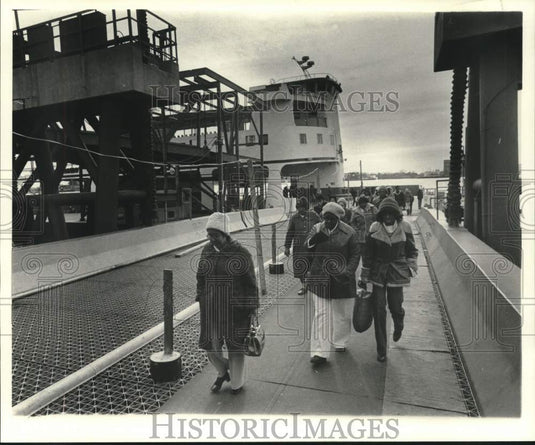 1979 Press Photo Passengers arriving at Jackson Avenue- Gretna Ferry