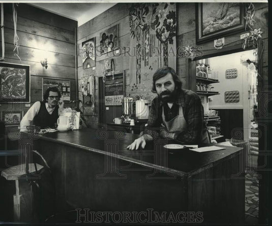 1978 Press Photo Gary Jackson behind the counter at Jackson's Place - Historic Images