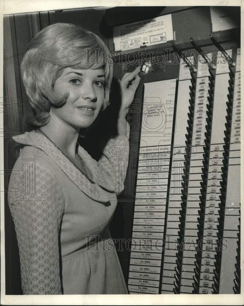 Load image into Gallery viewer, 1972 Press Photo Karen Laporte, deputy clerk in the office of Daniel Haggerty
