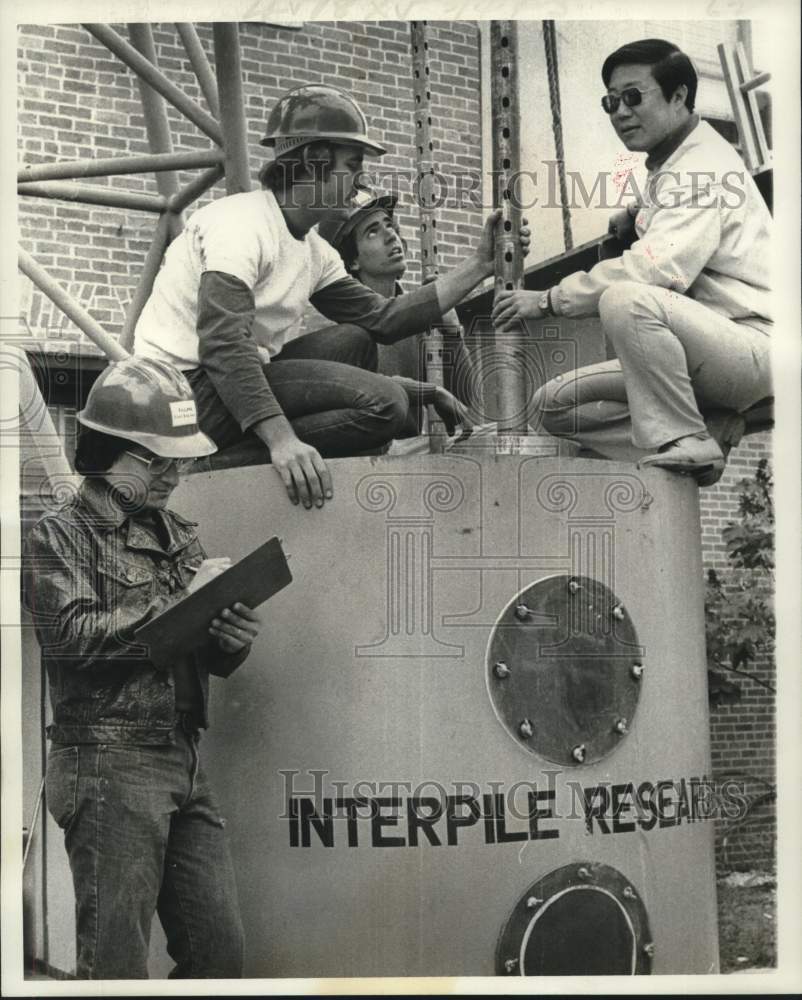 1975 Press Photo Dr. Peter Lee and Tulane School students check concrete piling- Historic Images