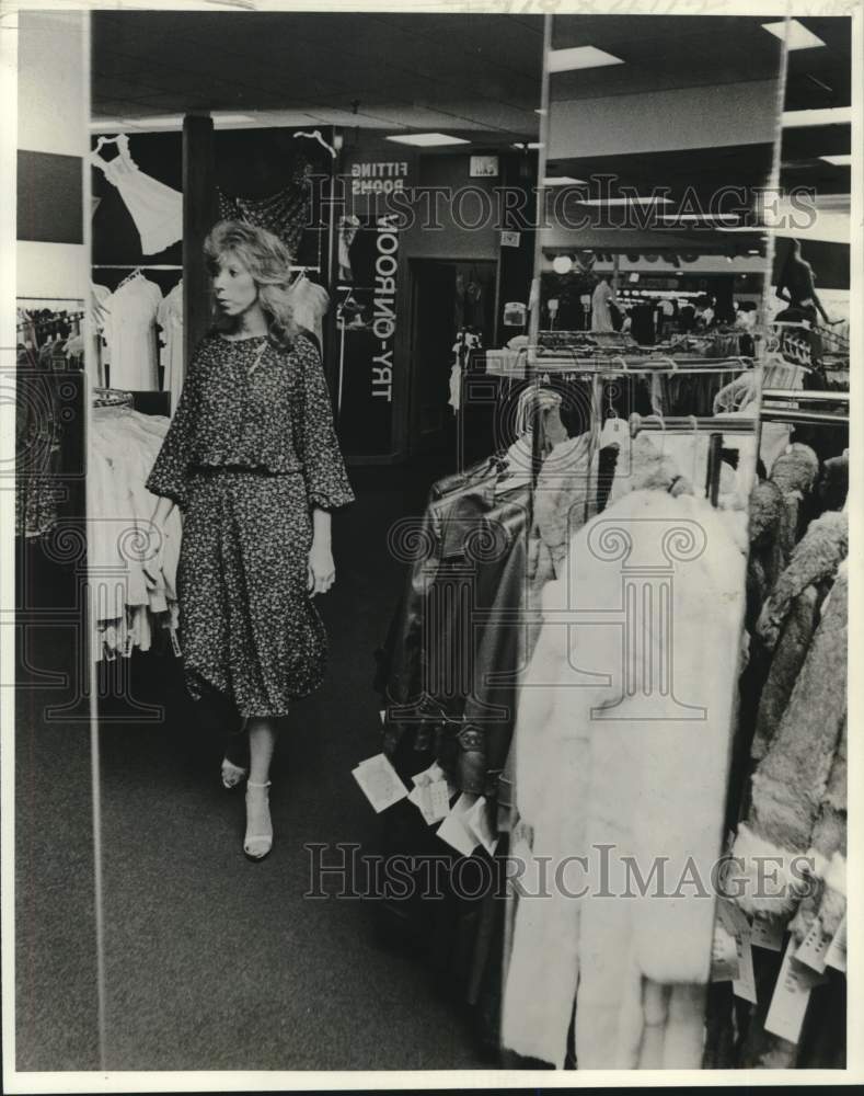 Load image into Gallery viewer, 1978 Press Photo Hollywood Shop manager Liz Lee at the Lakeside Shopping Center
