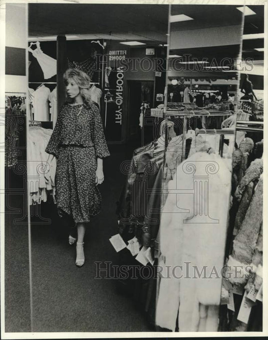 1978 Press Photo Hollywood Shop manager Liz Lee at the Lakeside Shopping Center