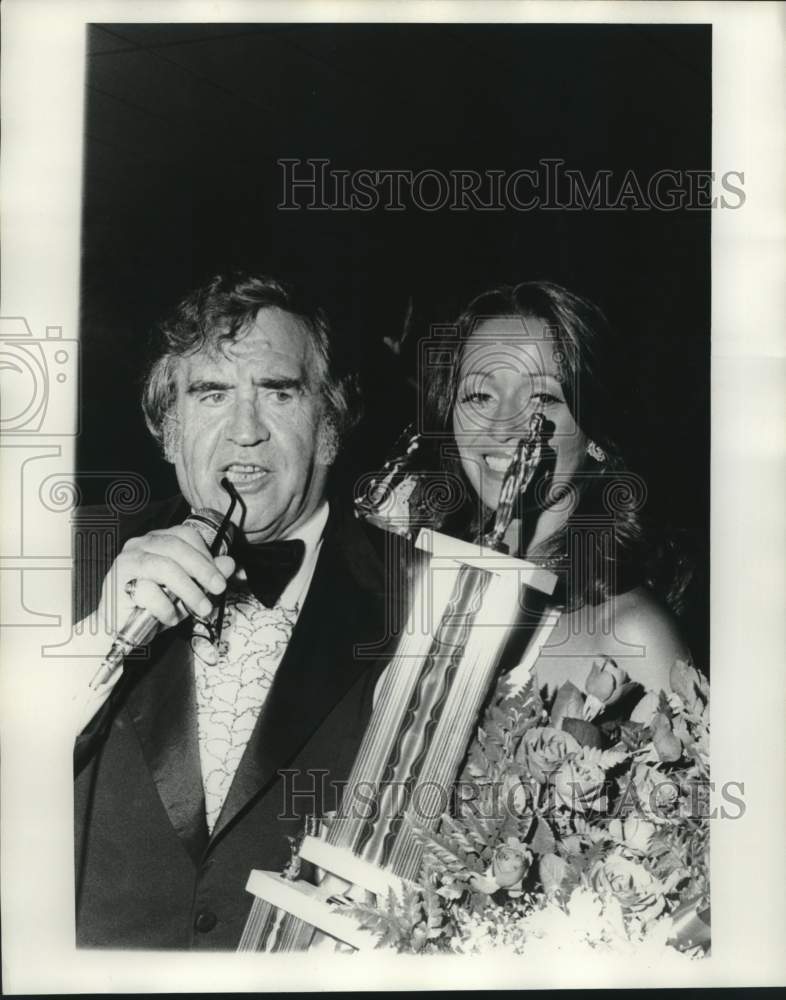 1974 Press Photo Murray Solow and Vicki Leftwick With Trophy- Historic Images