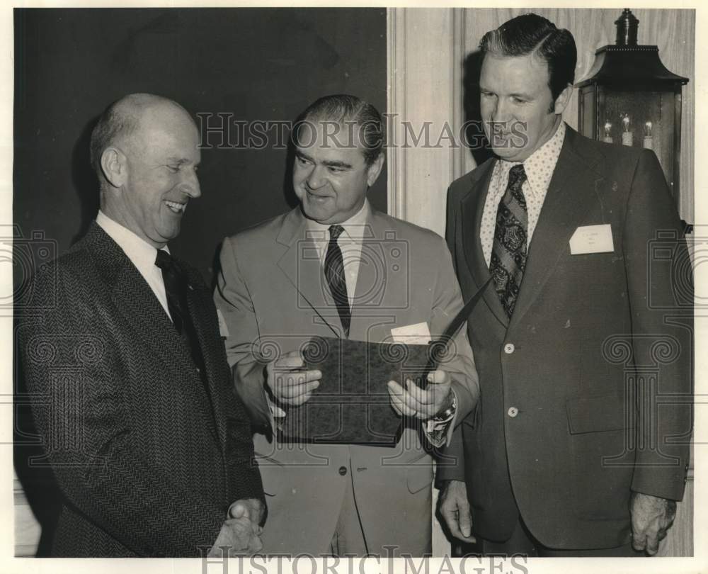 1974 Press Photo New Orleans Business Roundtable Speaker Chats At Luncheon- Historic Images