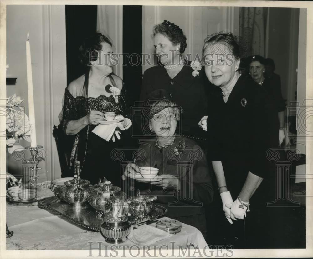 1960 Press Photo Mrs. Wiley Buffington, Mrs. Edmond LeBreton and other ladies- Historic Images