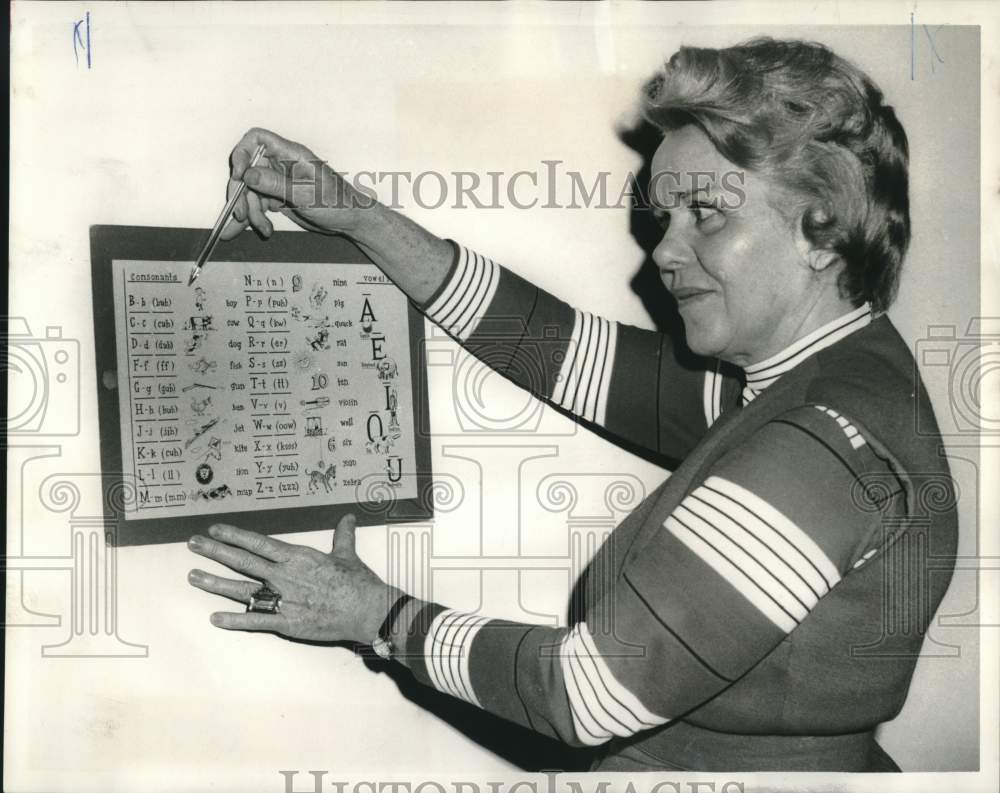 1970 Press Photo Marie Le Doux displays materials for teaching children to read- Historic Images