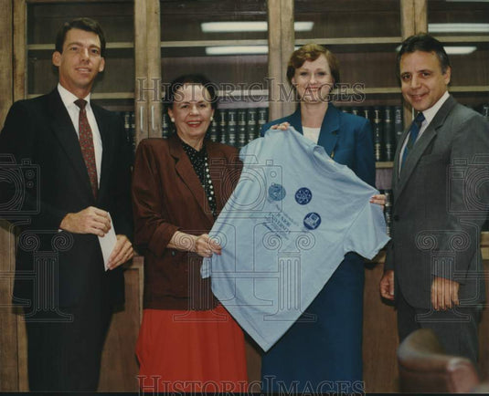 1987 Press Photo Mary Lauderdale, second from left, with other delegates