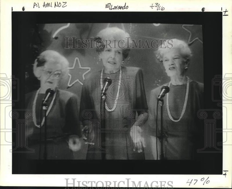 Load image into Gallery viewer, 1991 Press Photo "Golden Girls" singing for Sheriff Harry Lee - nob51348
