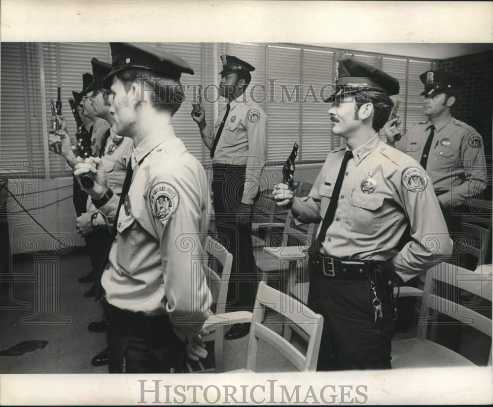 1971 Press Photo Patrolmen- daily inspection of firearms in 1st District Station- Historic Images