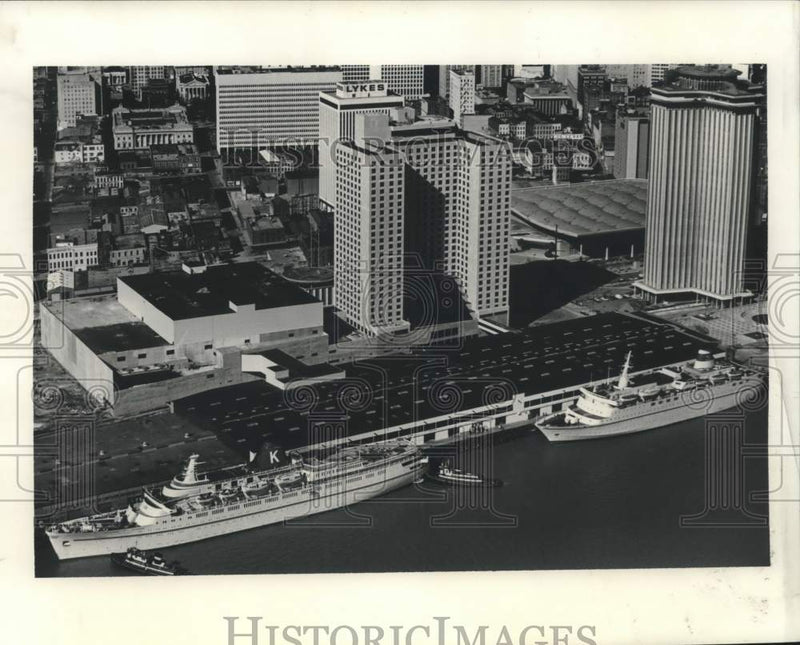 Load image into Gallery viewer, 1977 Press Photo Cruise liners outside The International Rivercenter - nob51471
