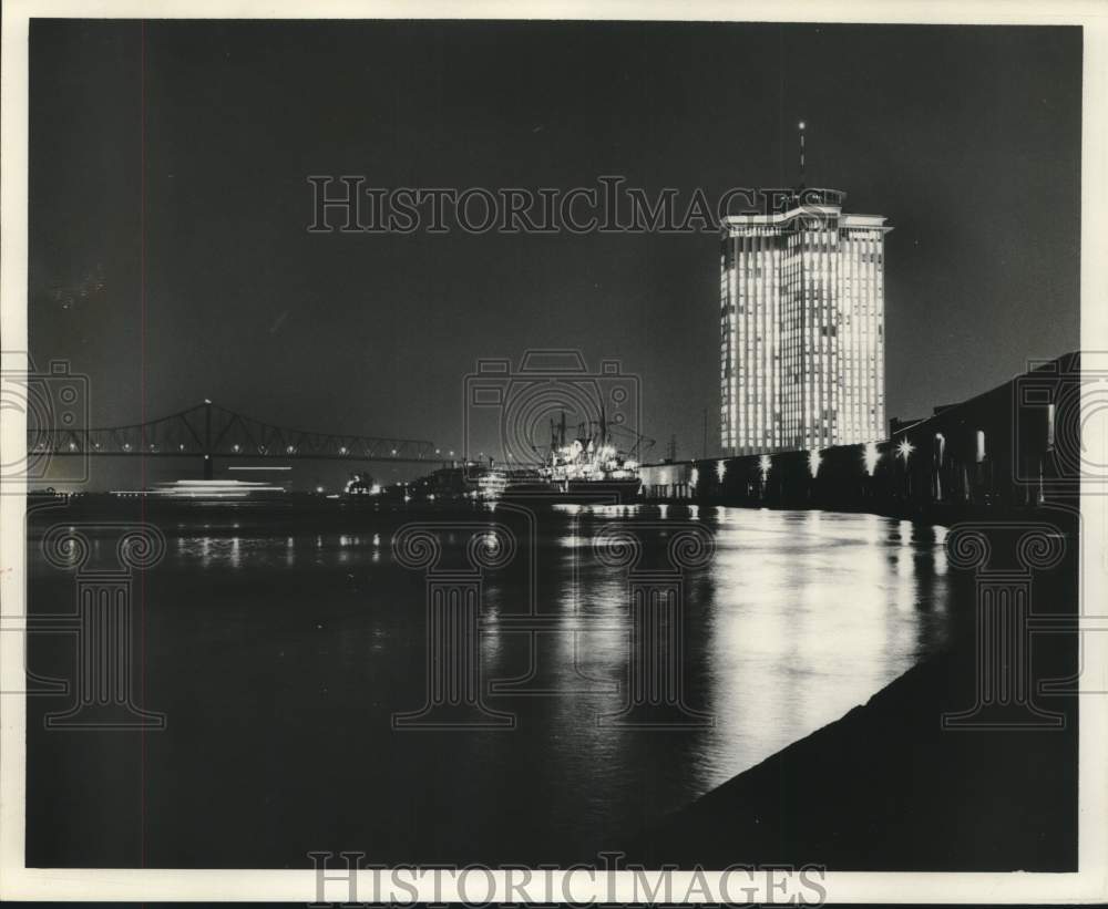 1974 Press Photo Night time view of the International Trade Center Building- Historic Images