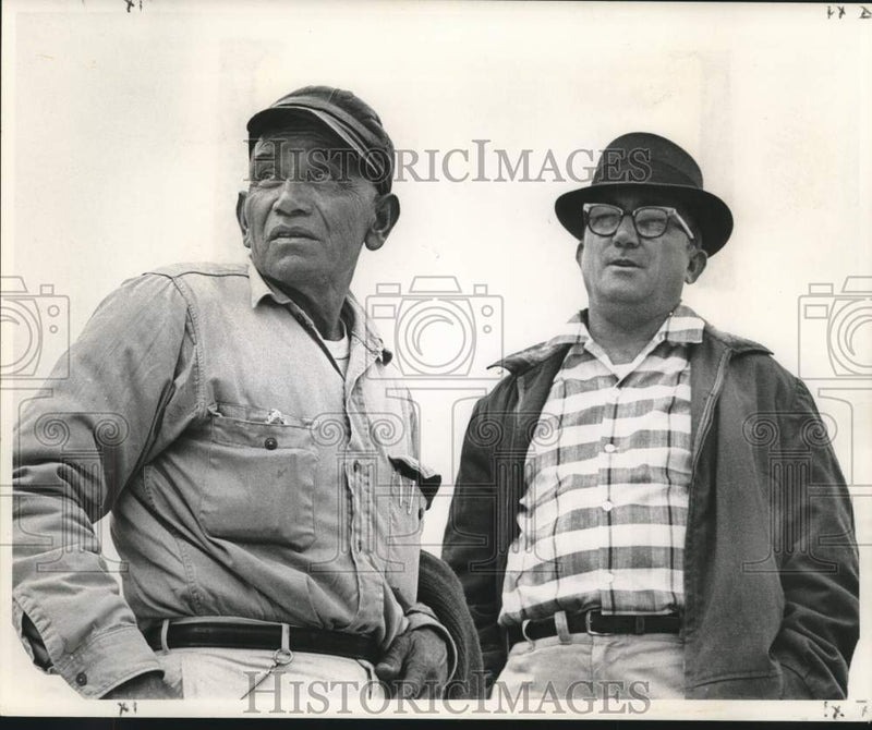 Load image into Gallery viewer, 1961 Press Photo Manuel Garcia &amp; Henry Saacks discuss progress of Interstate-10

