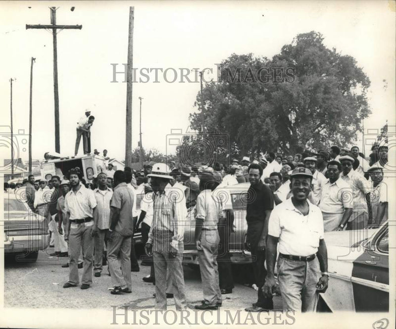 Load image into Gallery viewer, 1973 Press Photo Longshoremen rallying at Annunciation Park. - nob51595
