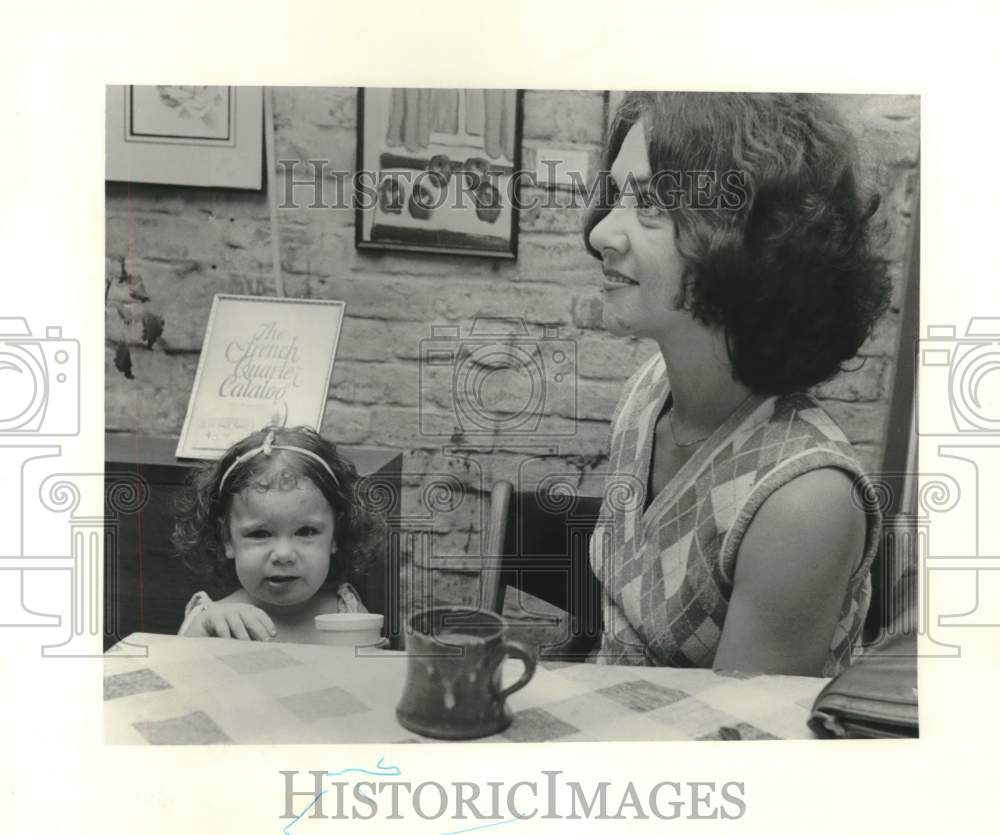 1978 Press Photo Mother and daughter enjoying a meal at Jackson&#39;s Place- Historic Images