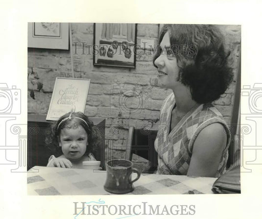 1978 Press Photo Mother and daughter enjoying a meal at Jackson's Place- Historic Images