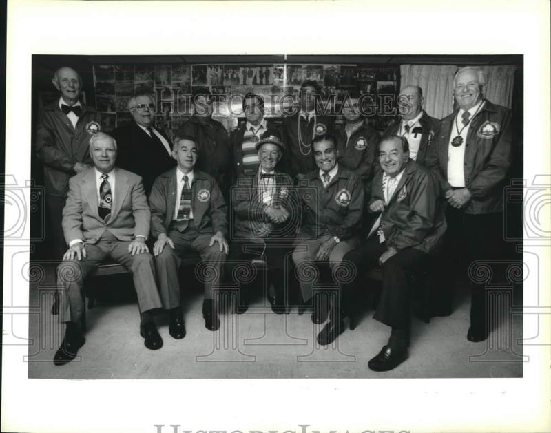 Load image into Gallery viewer, 1994 Press Photo Grand Marshal of St. Patrick parade and the parade committee.
