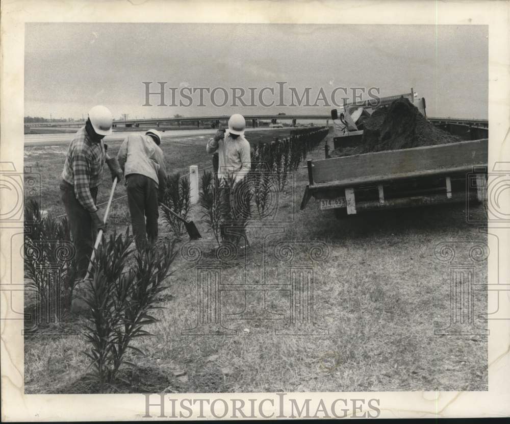 1969 Press Photo Workers during construction of Interstate 10 - nob51754