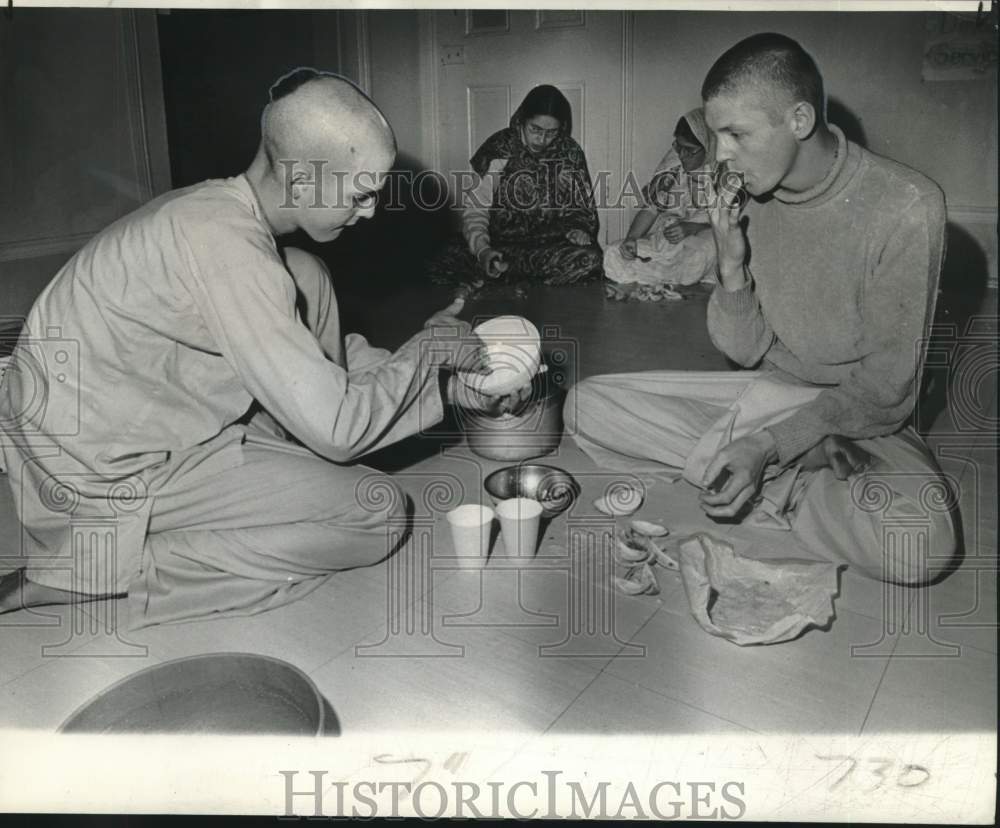 1974 Press Photo Members of International Society for Krishna Consciousness.- Historic Images