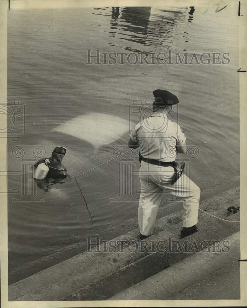 1969 Press Photo An Automobile submerged in Lake Pontchartrain near the seawall - Historic Images