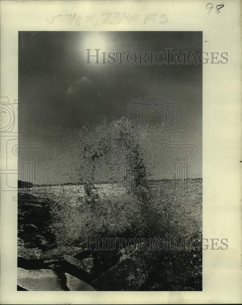 1977 Press Photo A wave breaks over huge stones along Lake Pontchartrain Seawall- Historic Images