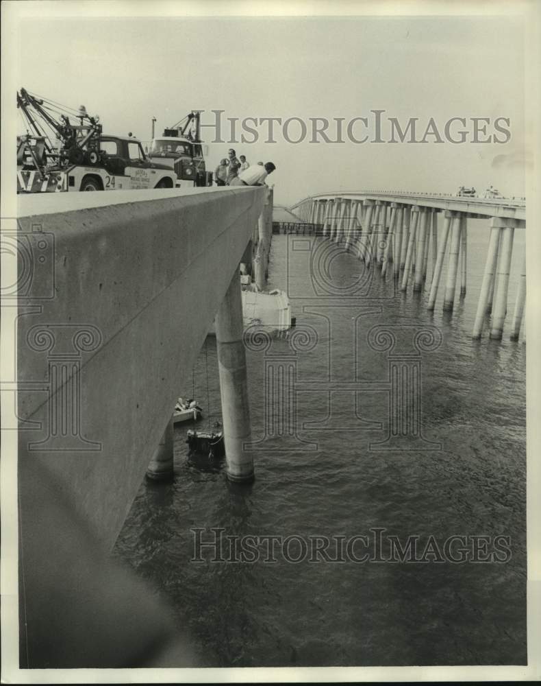 1974 Press Photo Lake Pontchartrain Barge Crash - tow trucks atop causeway- Historic Images