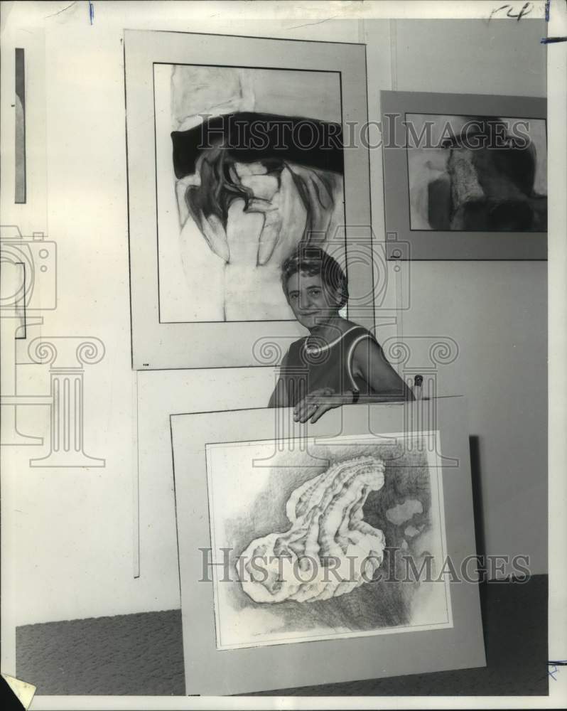 1968 Press Photo Janet Kohlmeyer, director of Circle Gallery with paintings- Historic Images