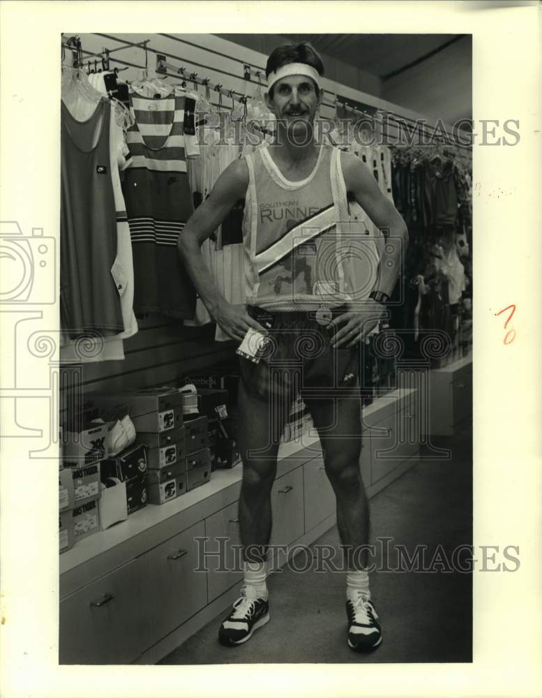 1988 Press Photo Marathon Runner Fred Klinge Models Reflective Running Clothing- Historic Images