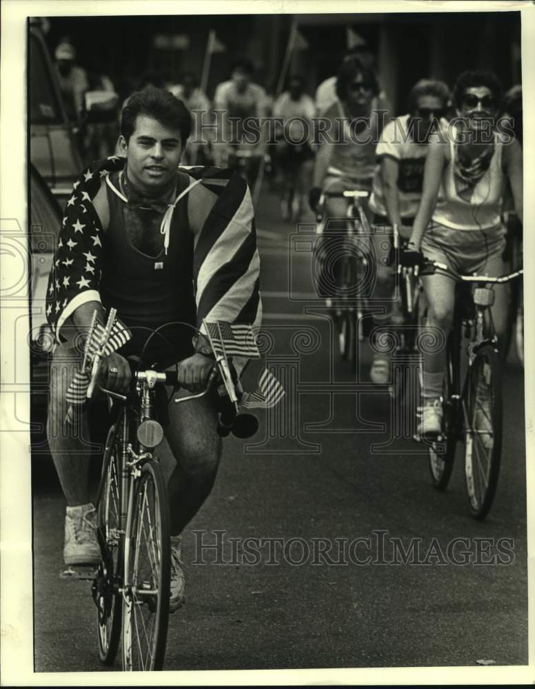 1986 Press Photo Joey Despenzero rides with other cyclists on Tchoupitoulas st.- Historic Images