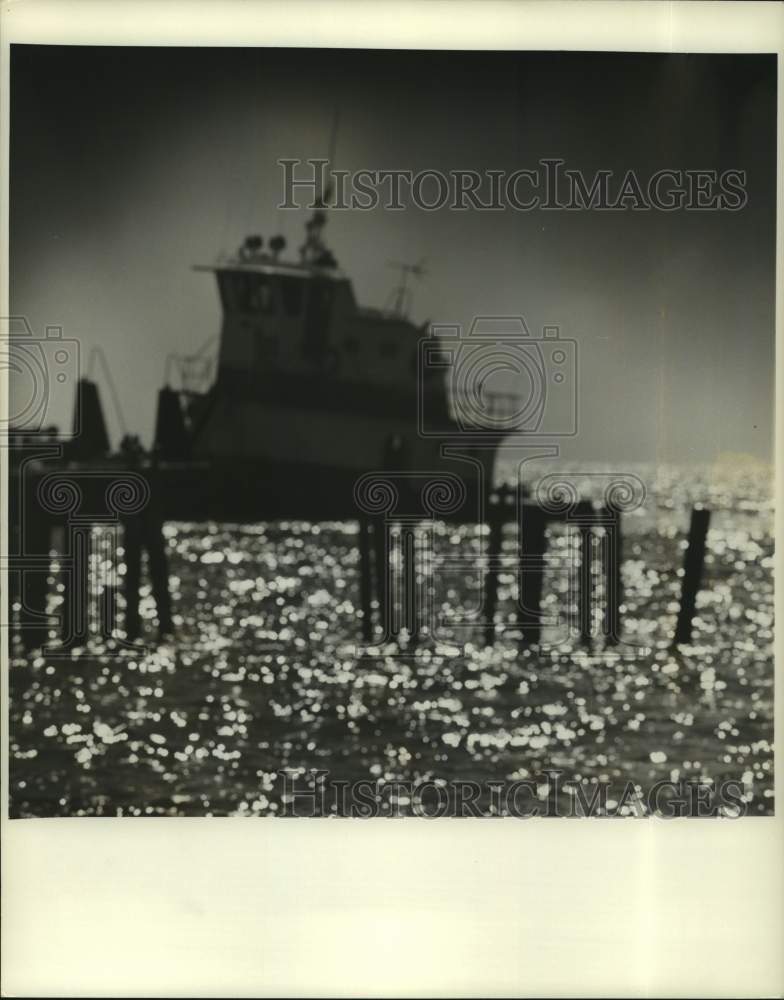 Load image into Gallery viewer, 1977 Press Photo Yacht sailing on Lake Pontchartrain's sun sparkling water
