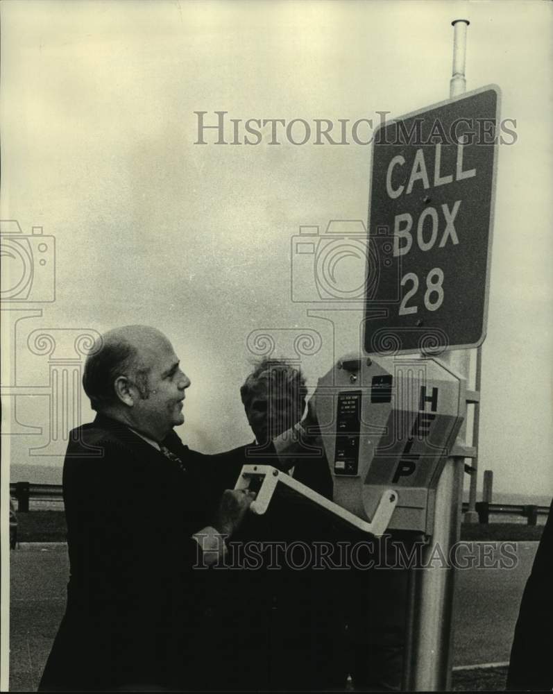 1977 Press Photo Causeway Commissioner Frederick M. Trupiano- Emergency Call Box- Historic Images