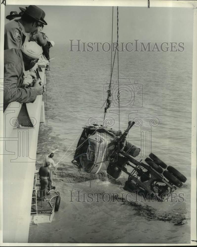 1966 Press Photo Wreckage raised from lake waters- Lake Pontchartrain Causeway - Historic Images