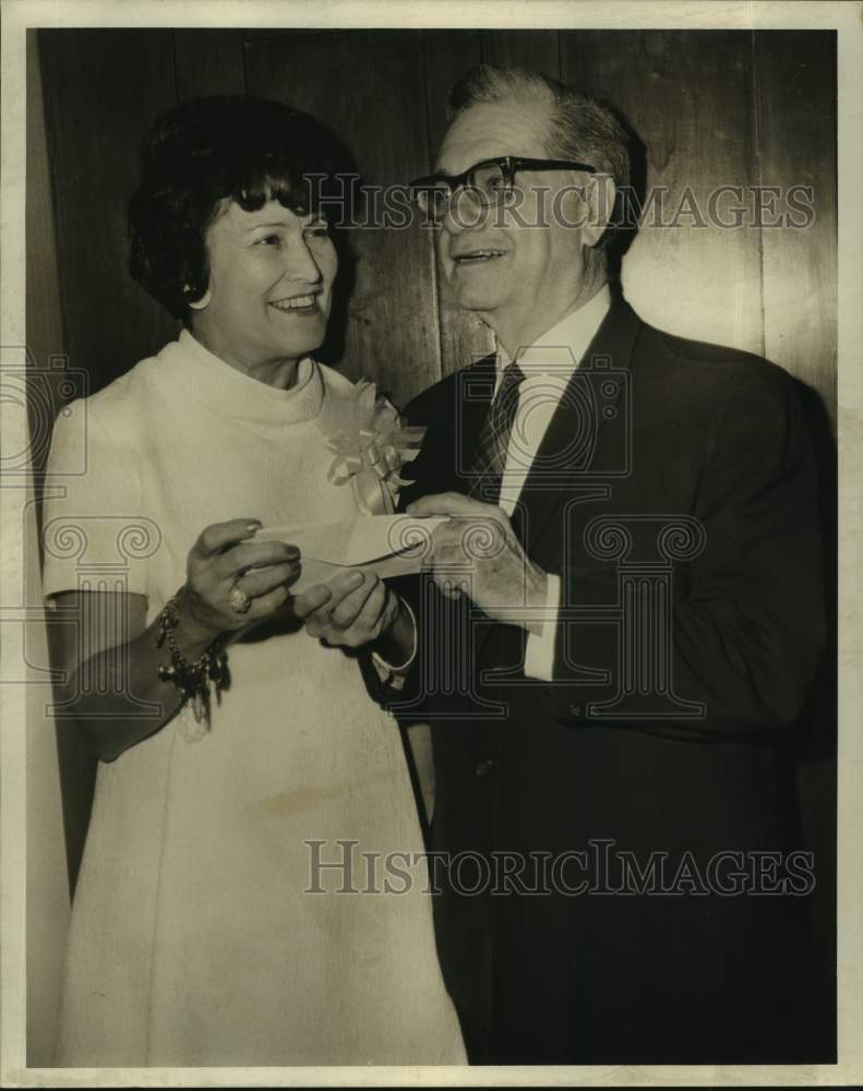 Load image into Gallery viewer, 1971 Press Photo Mrs Mildred L. McCoy presenting a gift to Mr. Harnett T. Kane
