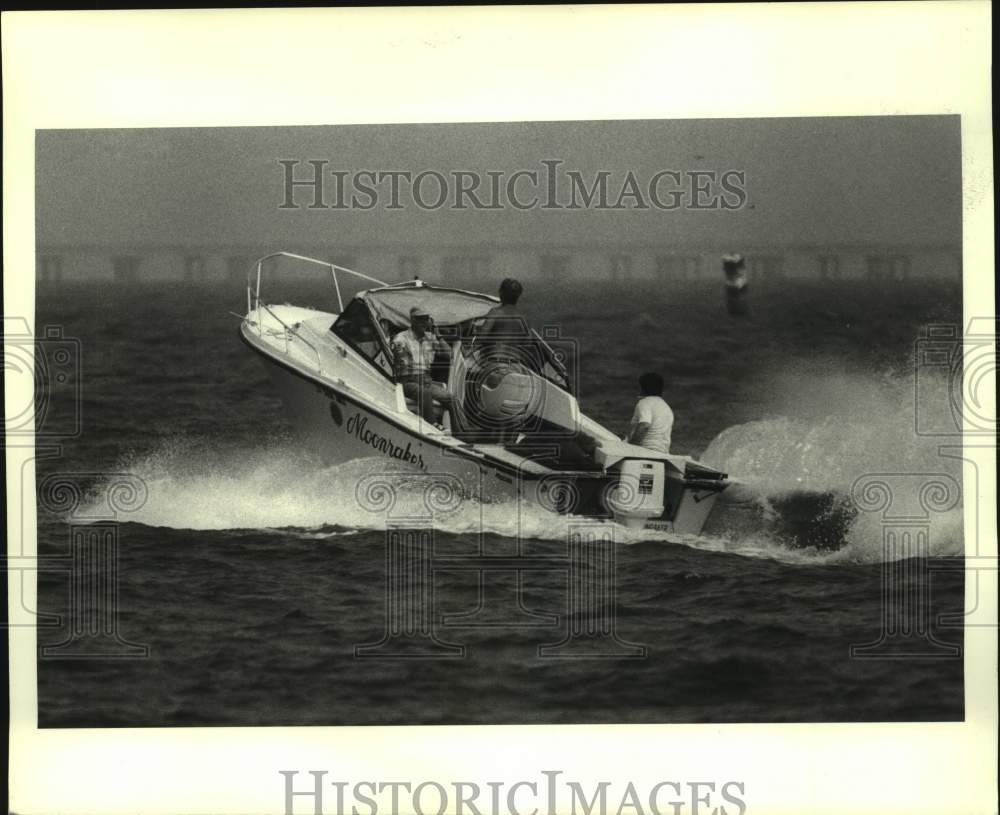 1986 Press Photo The crew of the Moonraker takes off for a day of boating. - Historic Images