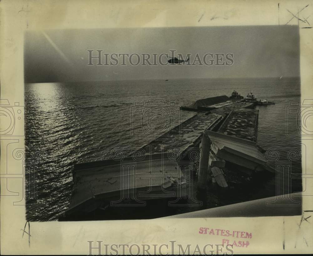 1974 Press Photo Helicopter flies over barges crashed at Pontchartrain Causeway- Historic Images