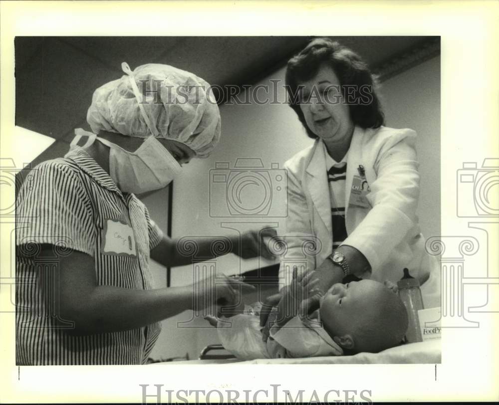 1991 Press Photo Diaper changing during a sibling class at Lakeside Hospital - Historic Images