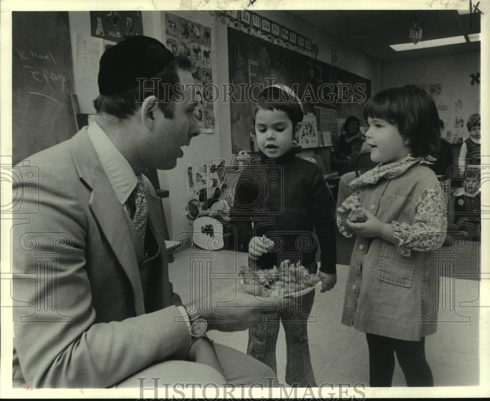1978 Press Photo Rabbi Yaakob Deitsch and students of Lake Shore Hebrew School