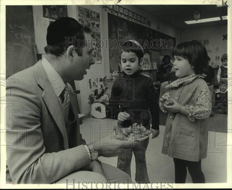Load image into Gallery viewer, 1978 Press Photo Rabbi Yaakob Deitsch and students of Lake Shore Hebrew School

