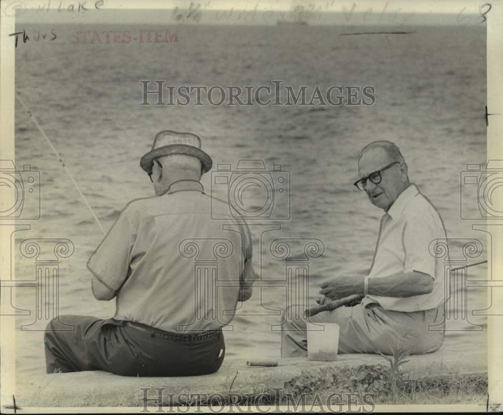 1973 Press Photo A group of elderly men fishing on banks of Lake Pontchartrain - Historic Images