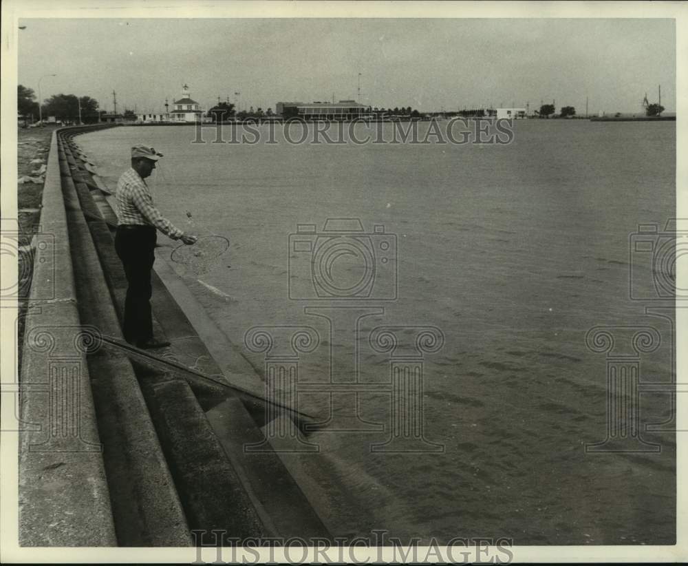 1973 Press Photo Fishing along the Lake Pontchartrain Seawall- Historic Images