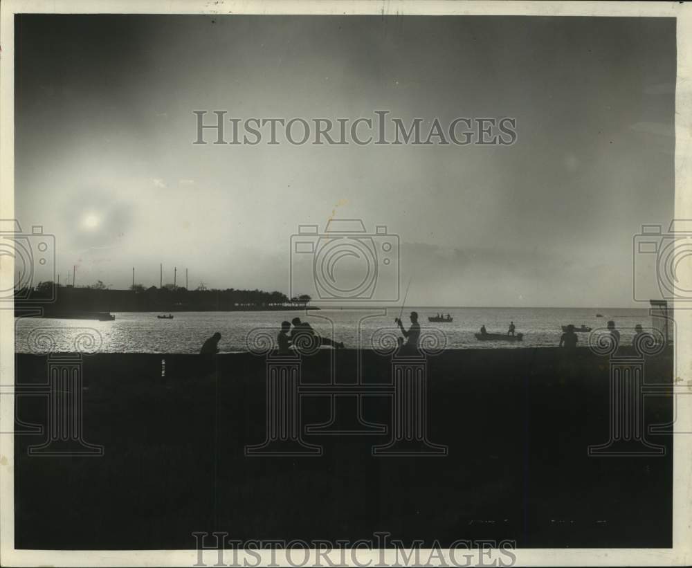 1963 Press Photo New Orleanians flock to Lake Shore, and good fishing- Historic Images