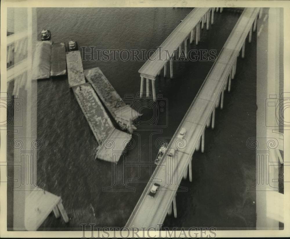 1974 Press Photo Barge knocks out section of Lake Pontchartrain Causeway- Historic Images